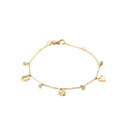 Bracelet chaîne dorée Bella pampilles cœur, trèfle et zircons - Bijou photographié sur fond blanc 