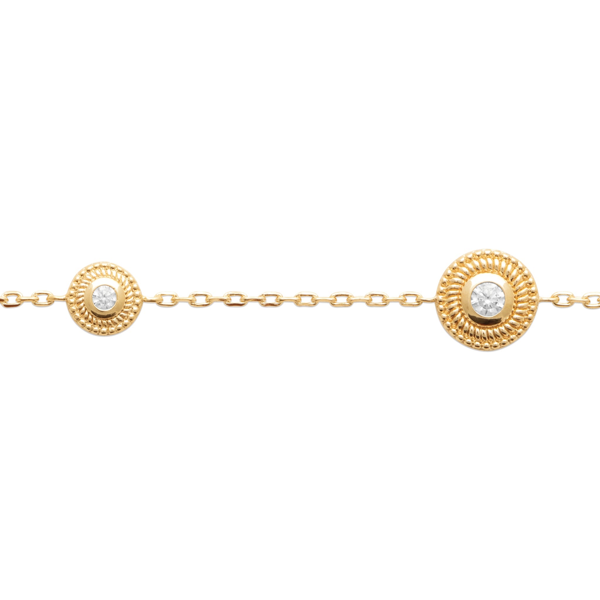 Bracelet doré Diana délicat à chaîne fine orné de zircons - Bijou photographié sur fond blanc