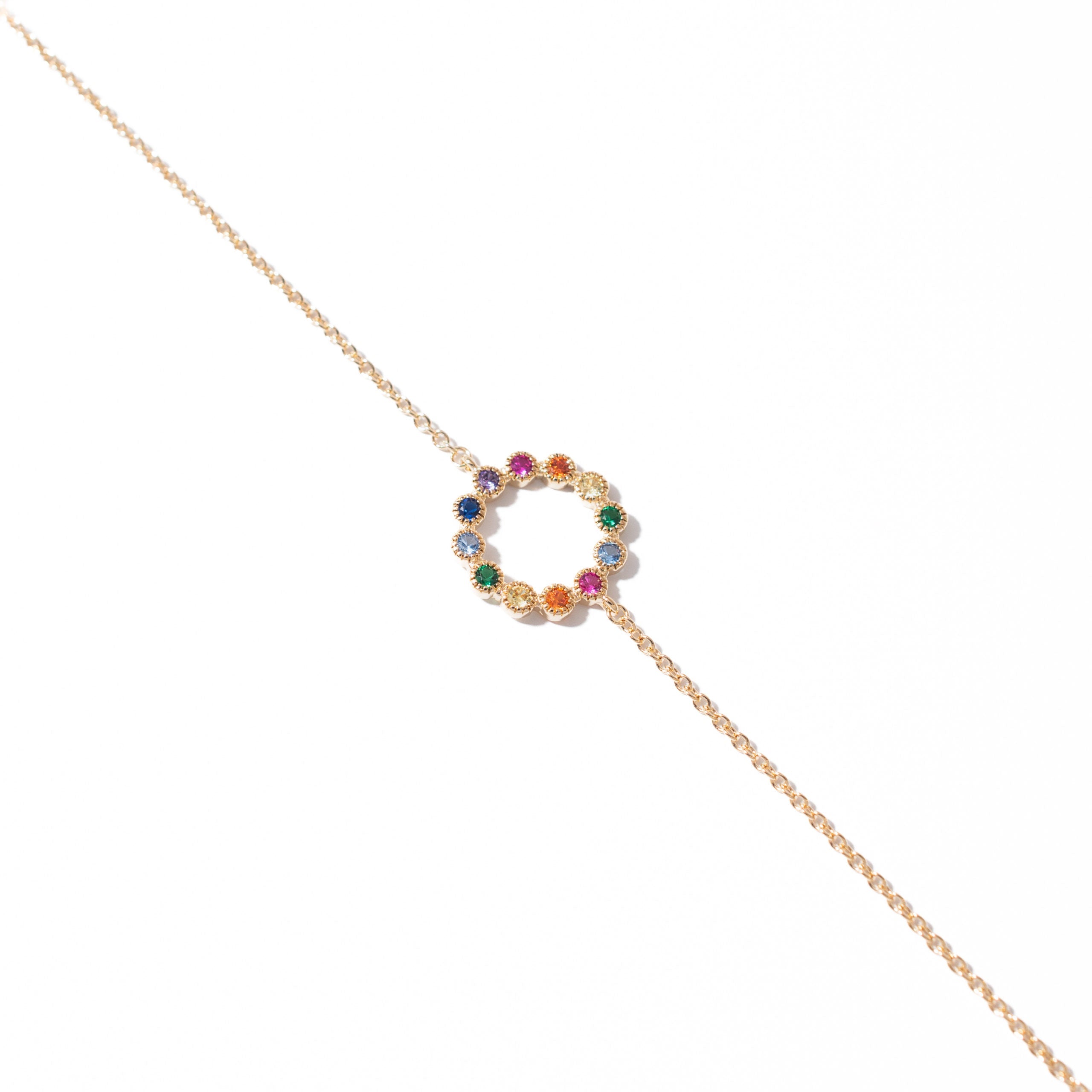 Bracelet doré Elea avec un cercle orné de zircons multicolores - Bijou photographié sur fond blanc