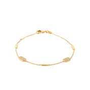 Bracelet doré Linnea aux motifs rectangulaires ornés de zircons - Bijou photographie sur fond blanc 