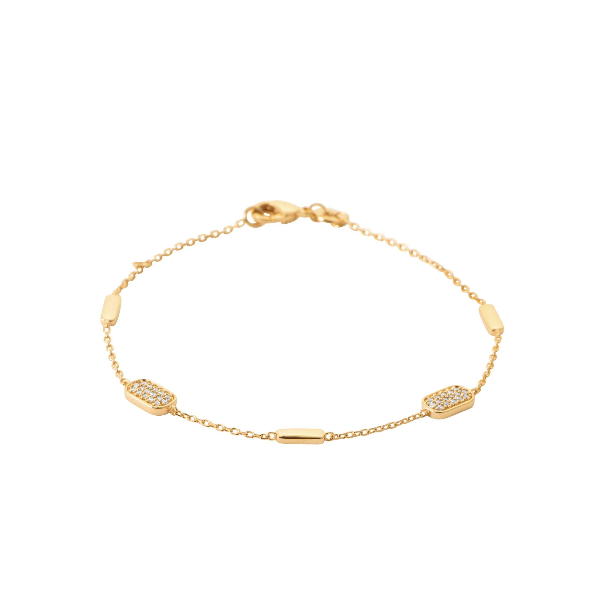 Bracelet doré Linnea aux motifs rectangulaires ornés de zircons - Bijou photographie sur fond blanc 