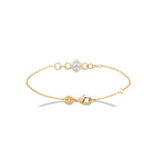 Bracelet doré Marine, zircon central entouré de zircons et petits cercles ornés de petites perles dorées - Bijou photographié sur fond blanc 