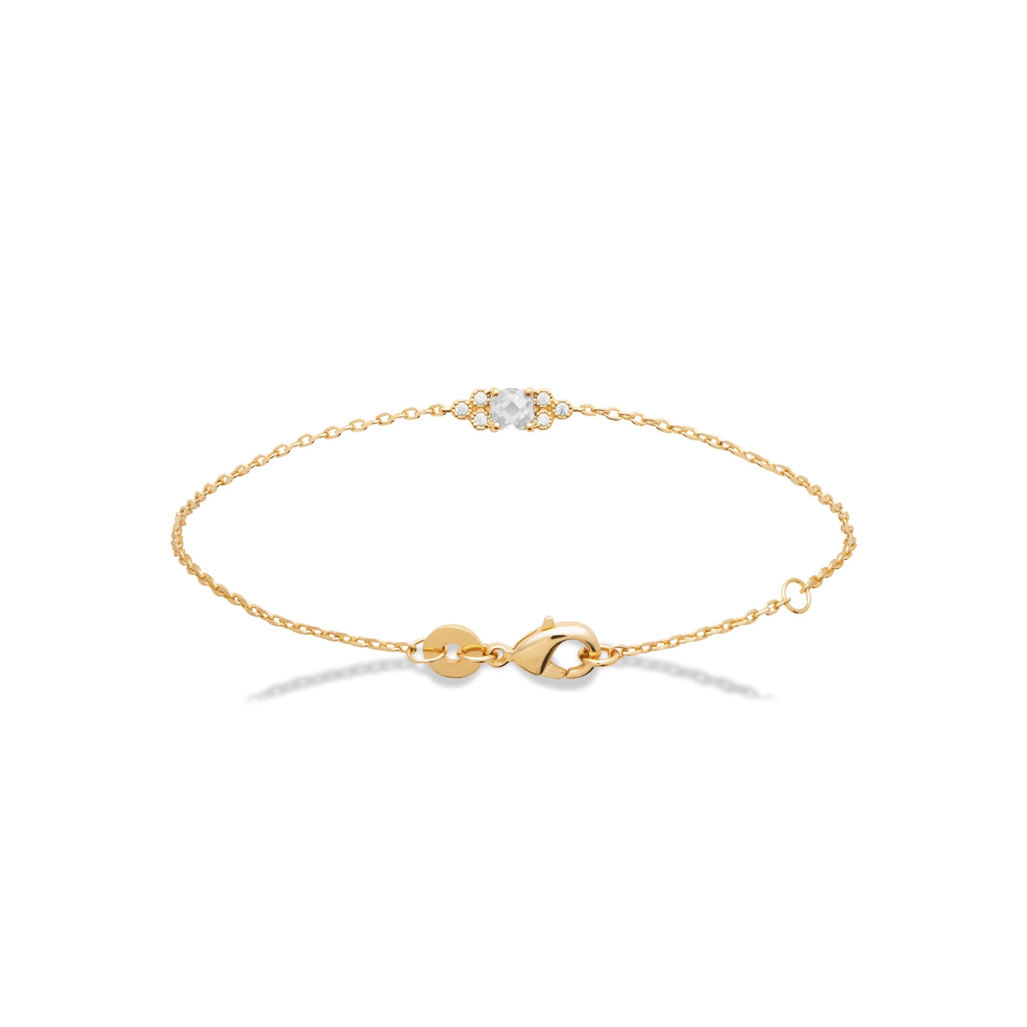 Bracelet doré Mayaan, zircon central entouré de petits zircons - Bijou photographié sur fond blanc 