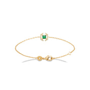 Bracelet chaîne dorée Sarah, zircon vert central entouré de zircons blancs - Bijou photographié sur fond blanc 
