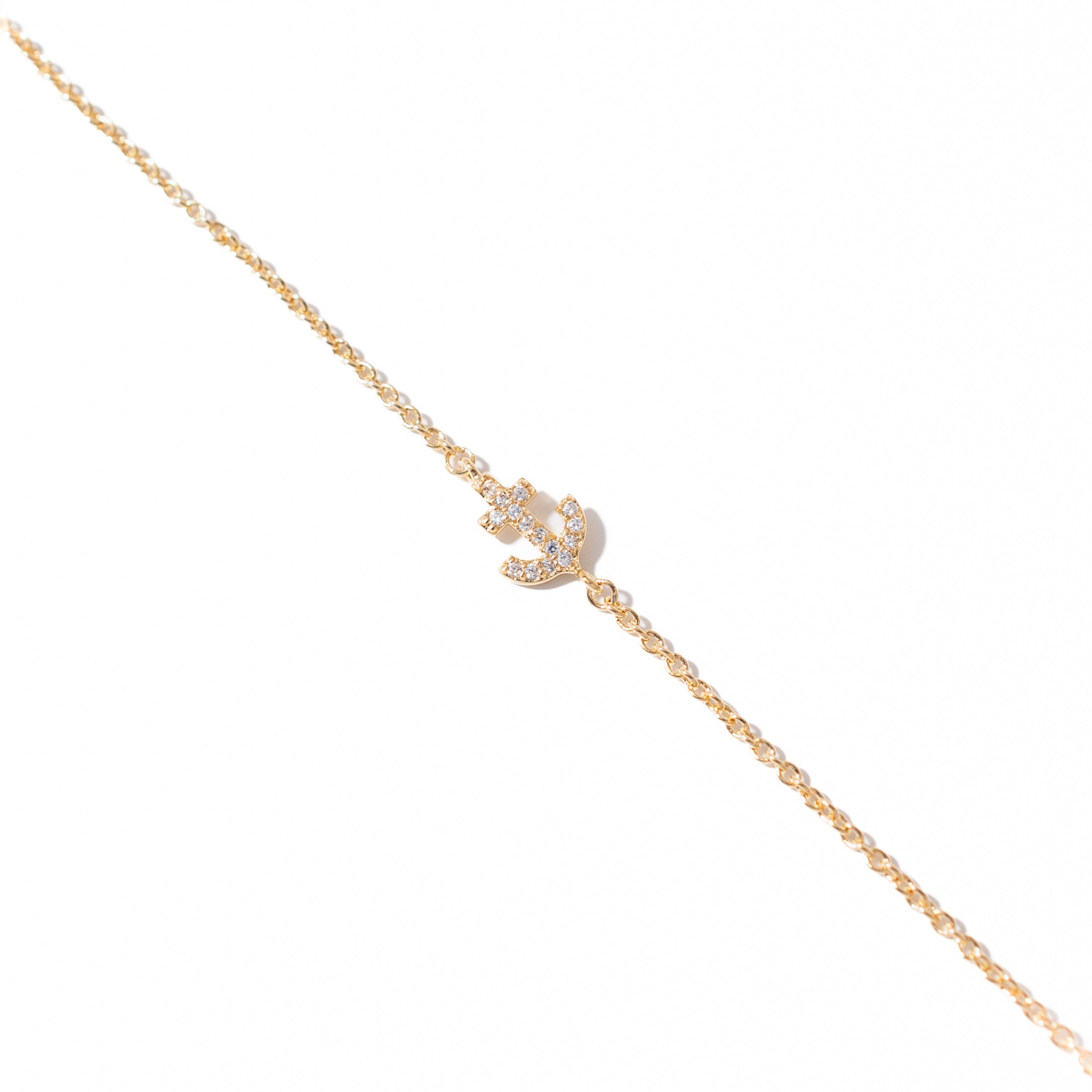 Bracelet doré avec un pendentif ancre orné de zircons Yulia - Bijou photographié sur fond blanc 