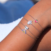 Bracelet pour enfant doré avec un pendentif fraise - bijou porté focus