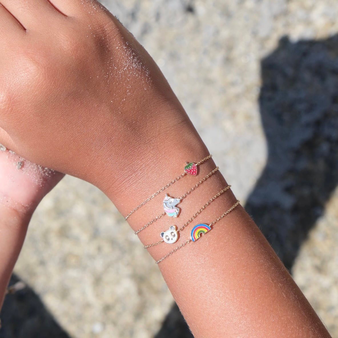 Bracelet pour enfant doré avec un pendentif fraise - Bijou porté 