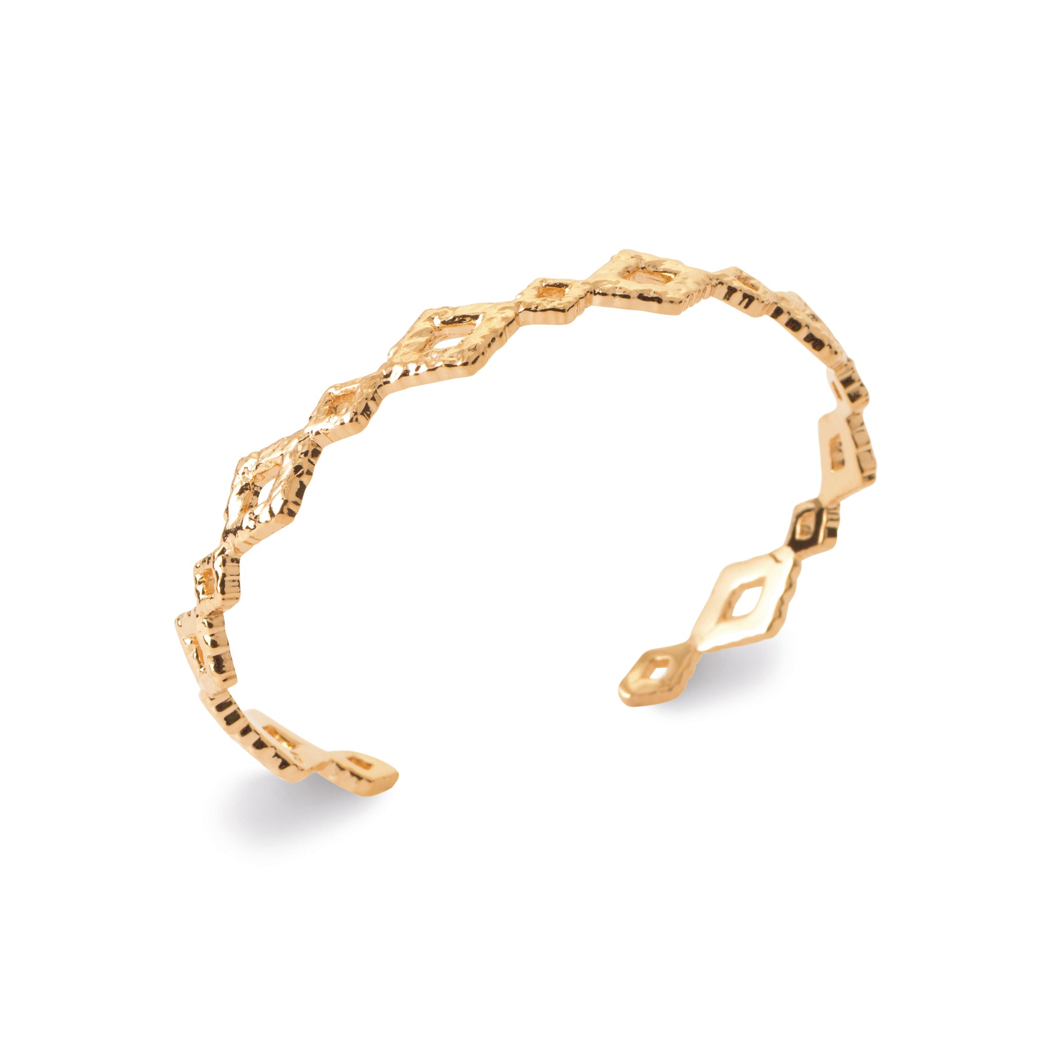 Jonc doré Souleya à motif losanges martelés - Bijou photographié sur fond blanc 