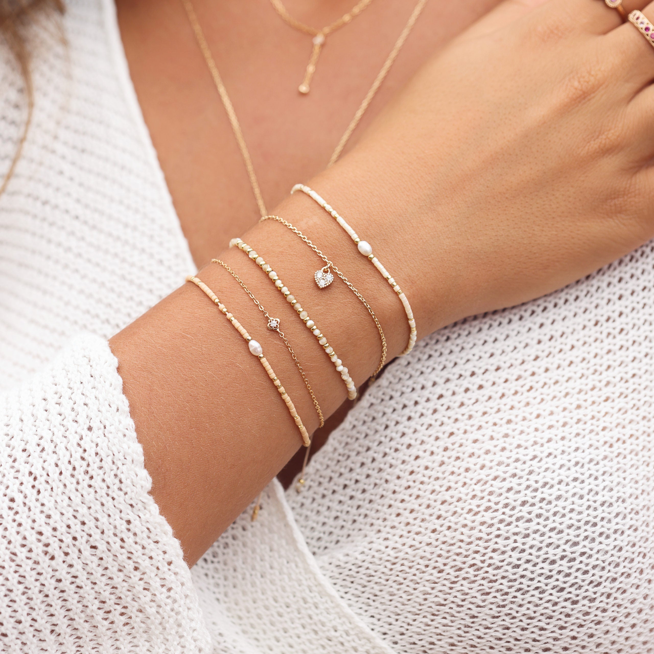 Bracelet doré Elowen à fleur de zircon - Bijou porté