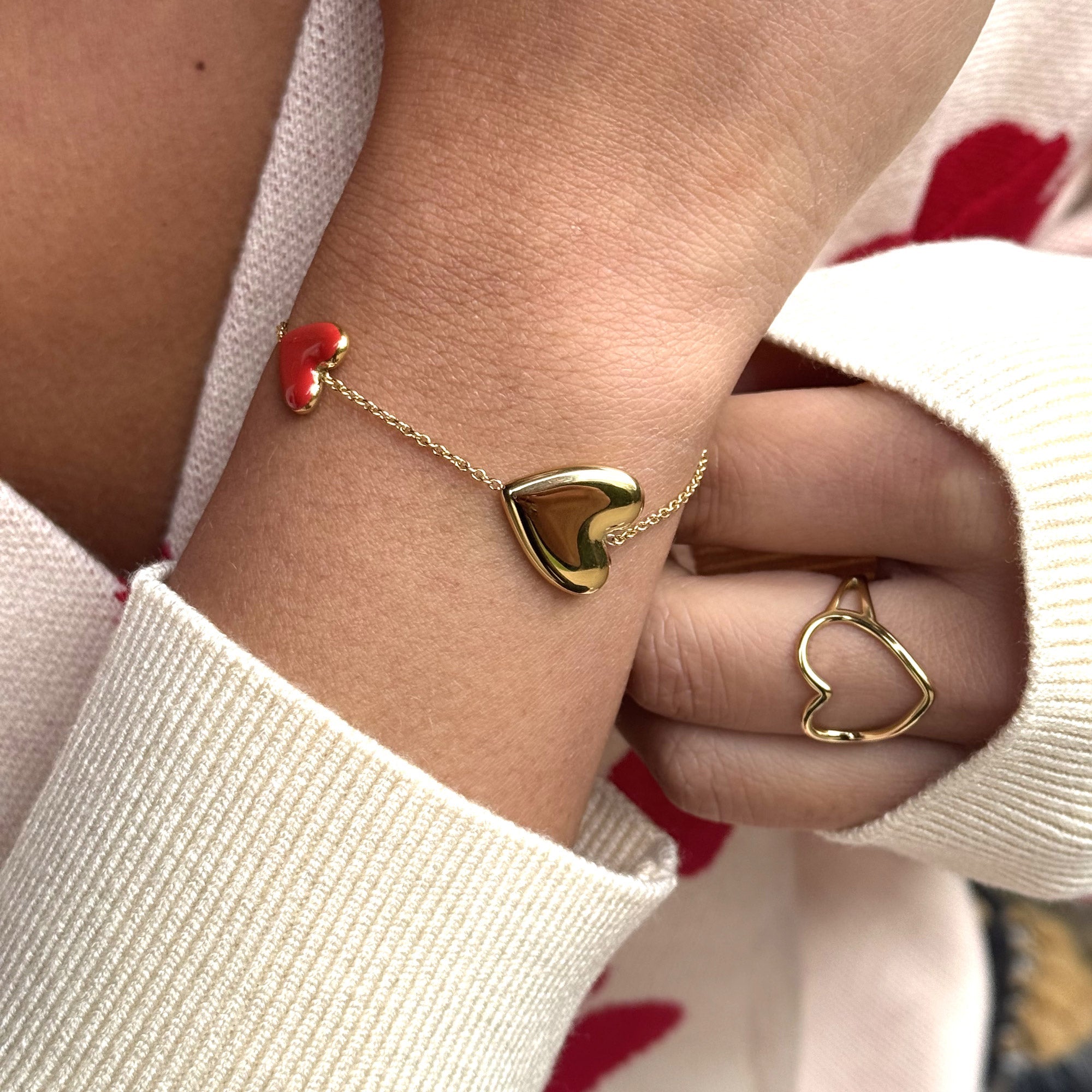 Bracelet orné d'un cœur rouge et doré -Bijou porté