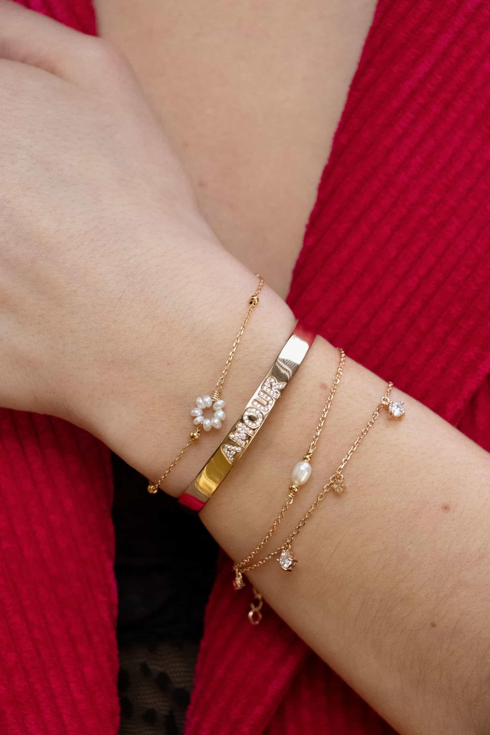 Bracelet doré avec un cercle de perles de nacre au centre et chaîne orné de perles dorées - Bijou porté 