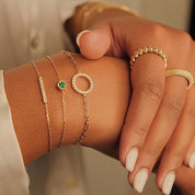 Bracelet doré à chaîne en maille avec cercle serti de zircons - Bijou porté