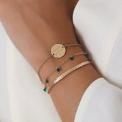 Bracelet doré maman je t'aime avec médaillon gravé et orné d'un petit zircon- Bijou porté