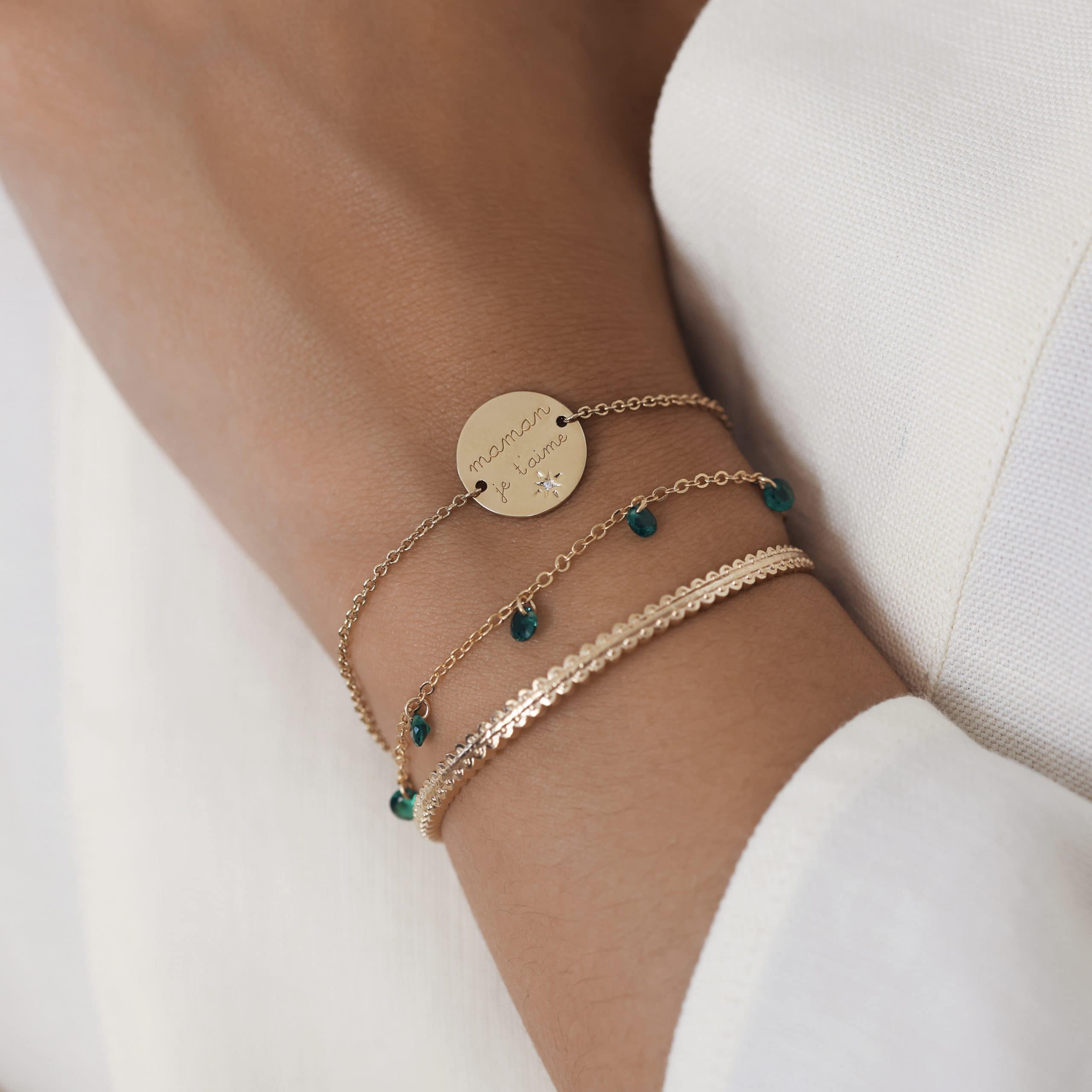 Bracelet doré maman je t'aime avec médaillon gravé et orné d'un petit zircon- Bijou porté