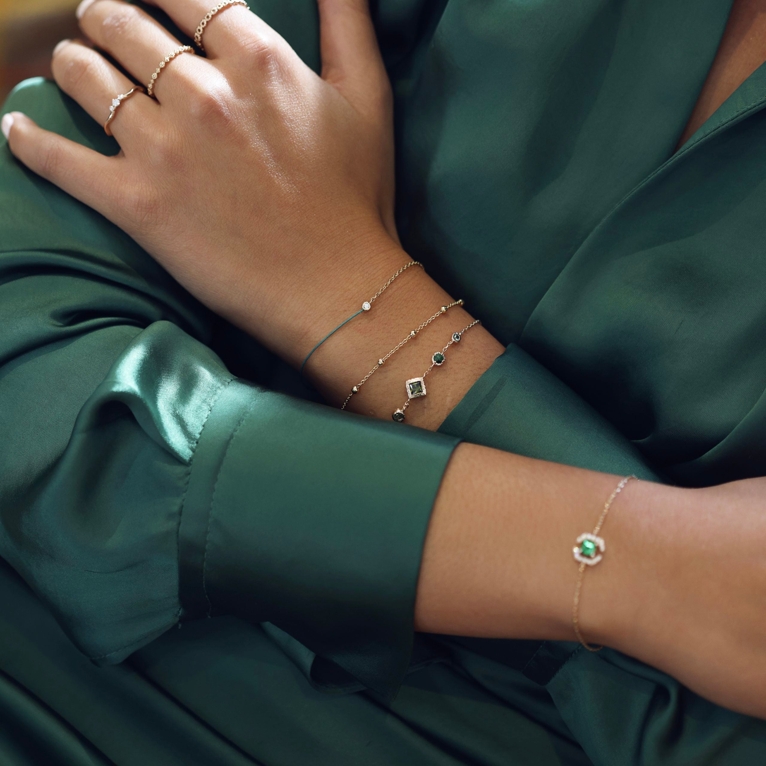 Bracelet chaîne dorée Clotilde, pierres naturelles et zircons verts - Bijou porté