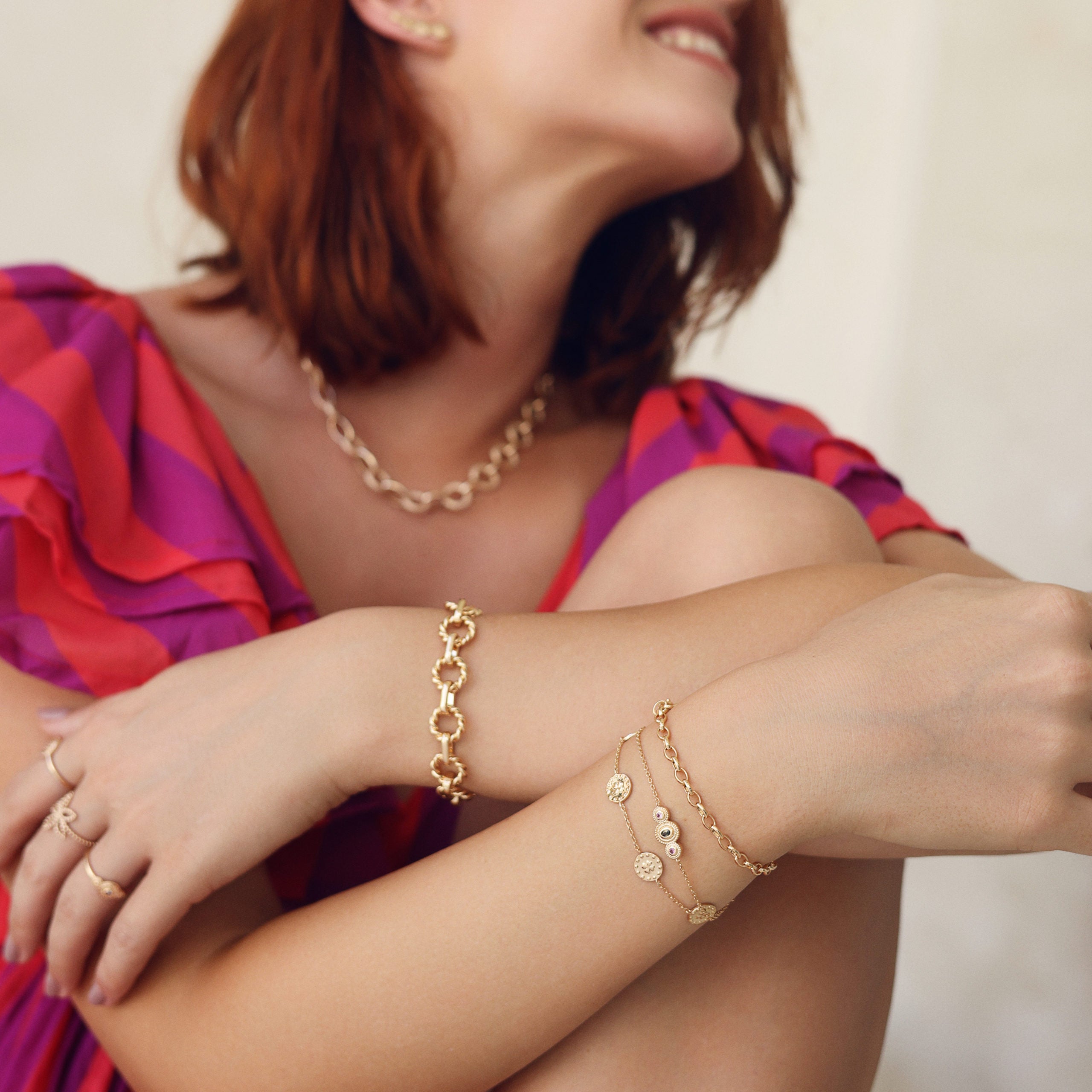 Bracelet doré Larissa chaîne zircons colorés - Bijou porté