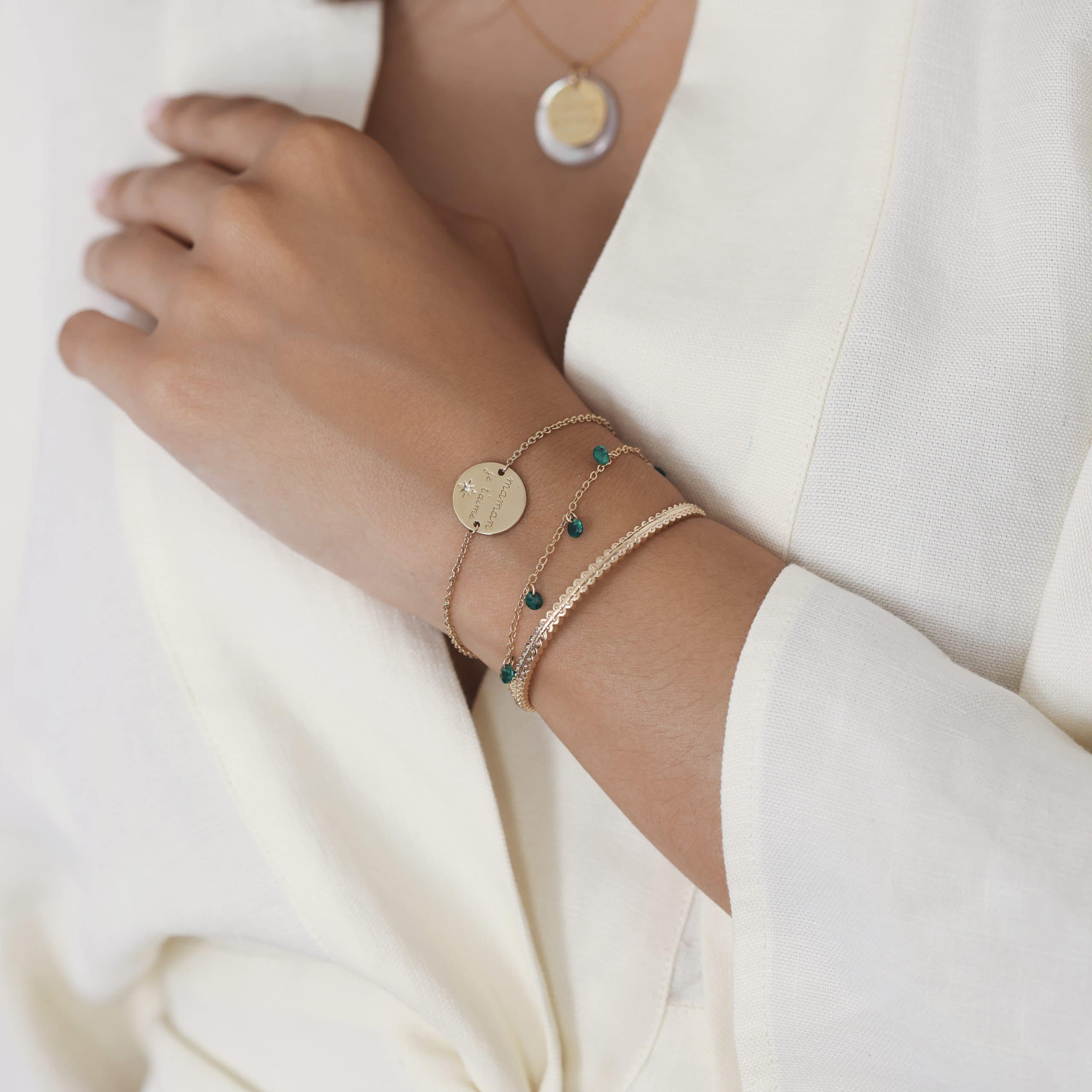 Bracelet doré maman je t'aime avec médaillon gravé et orné d'un petit zircon- - Bijou porté
