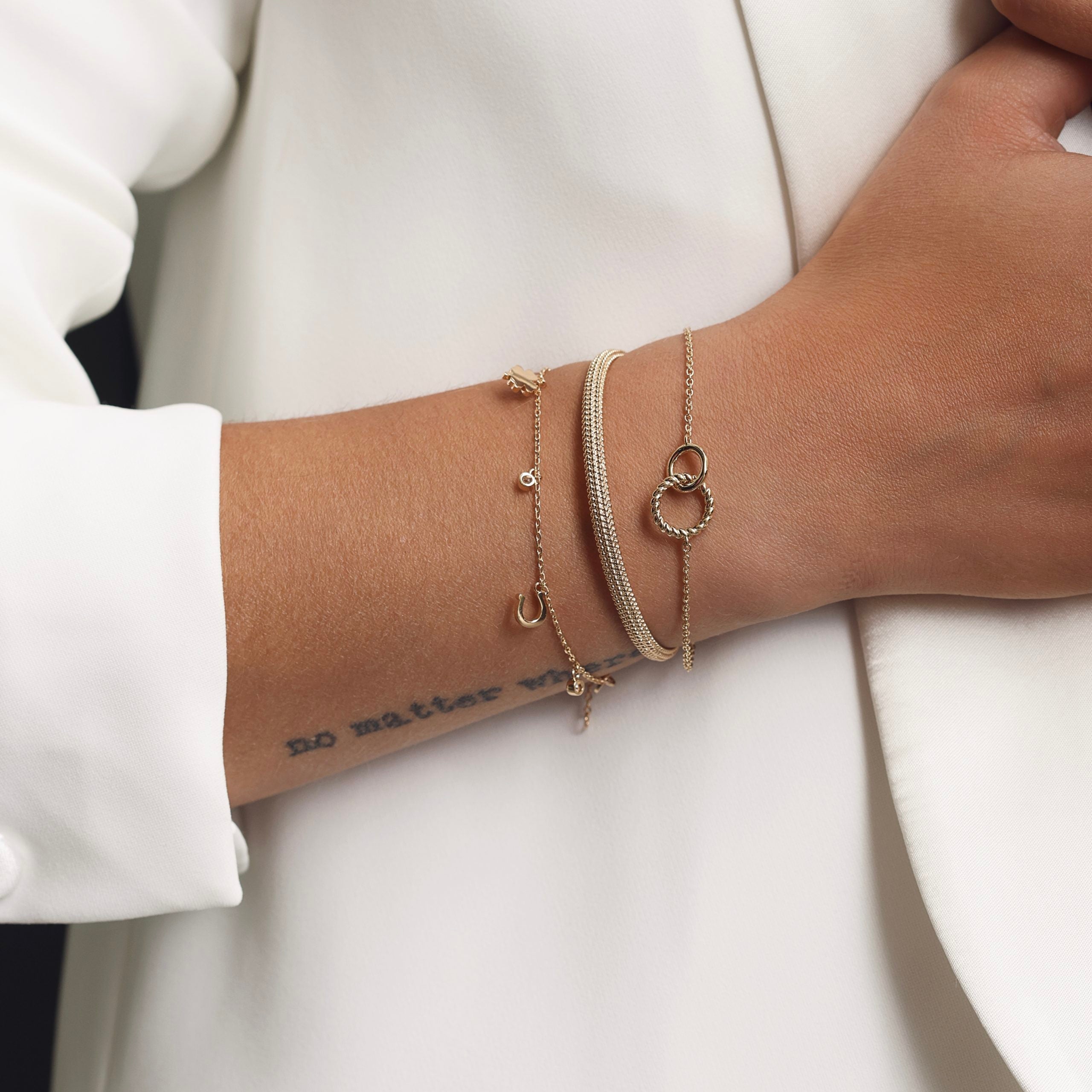 Bracelet chaîne dorée Bella pampilles cœur, trèfle et zircons - Bijou porté