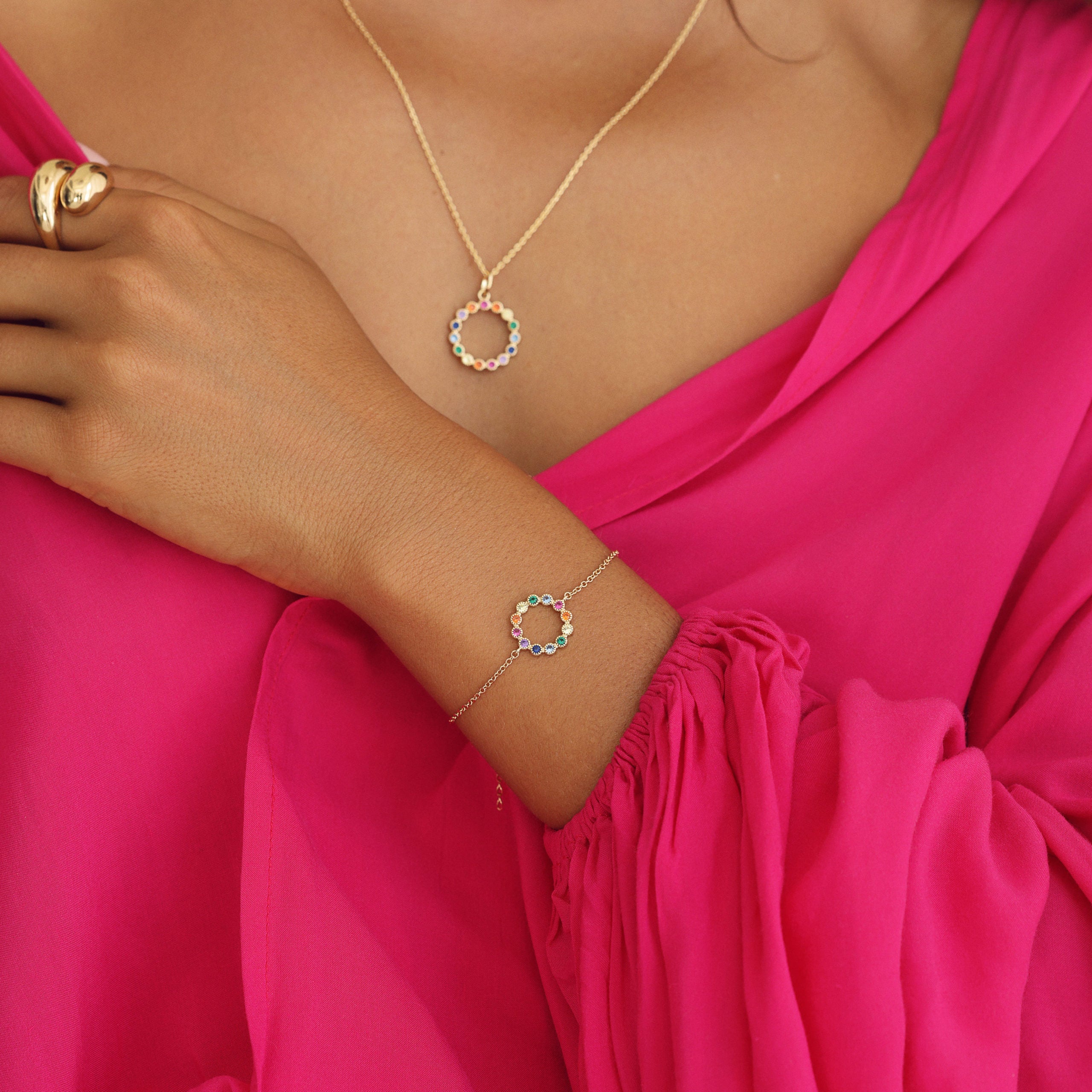 Bracelet doré Elea avec un cercle orné de zircons multicolores - Bijou porté