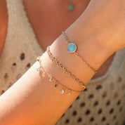Bracelet doré Mavana à pampilles trèfles porte-bonheur et zircons - Bijou porté 