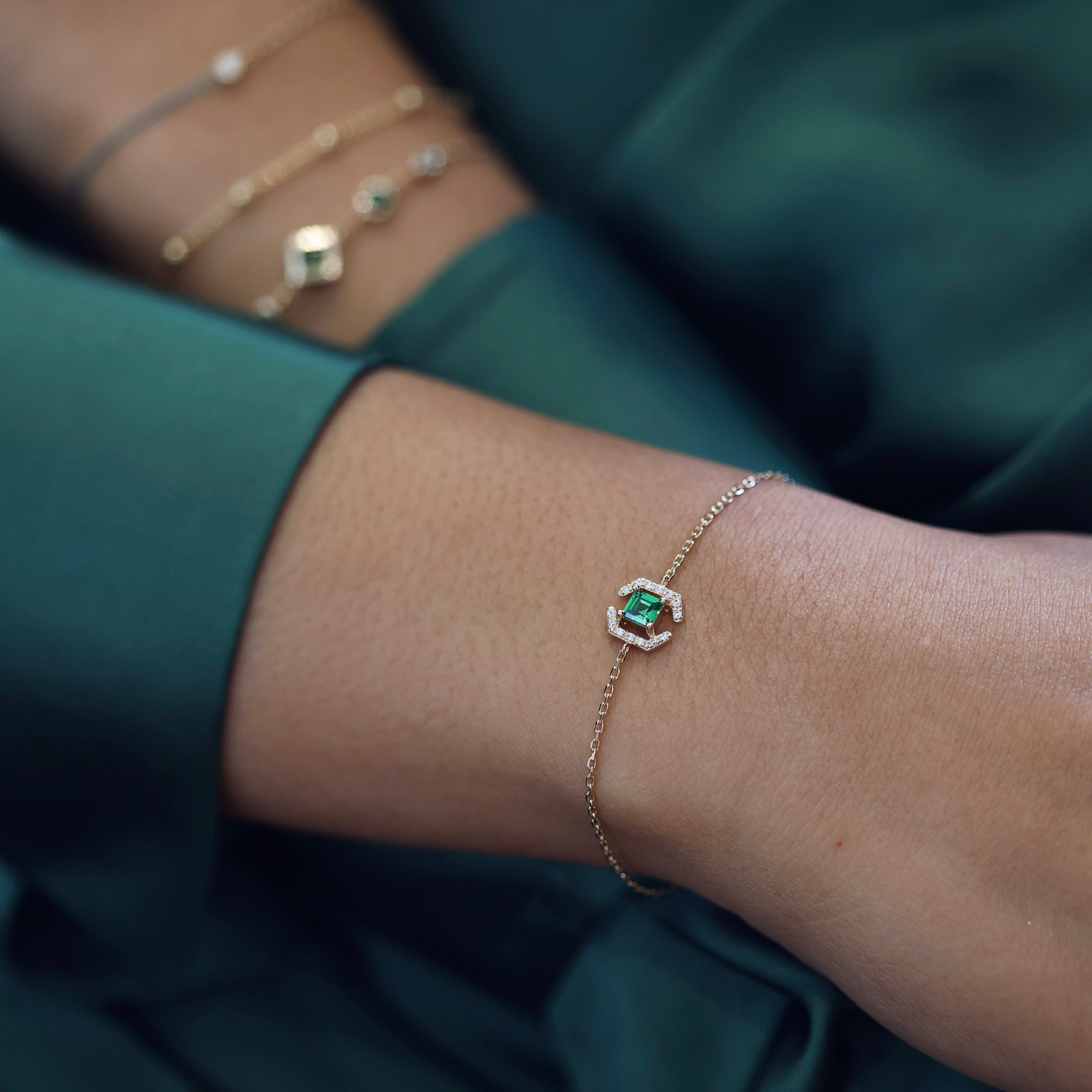Bracelet chaîne dorée, zircon vert central entouré de zircons blancs - bijou porté 