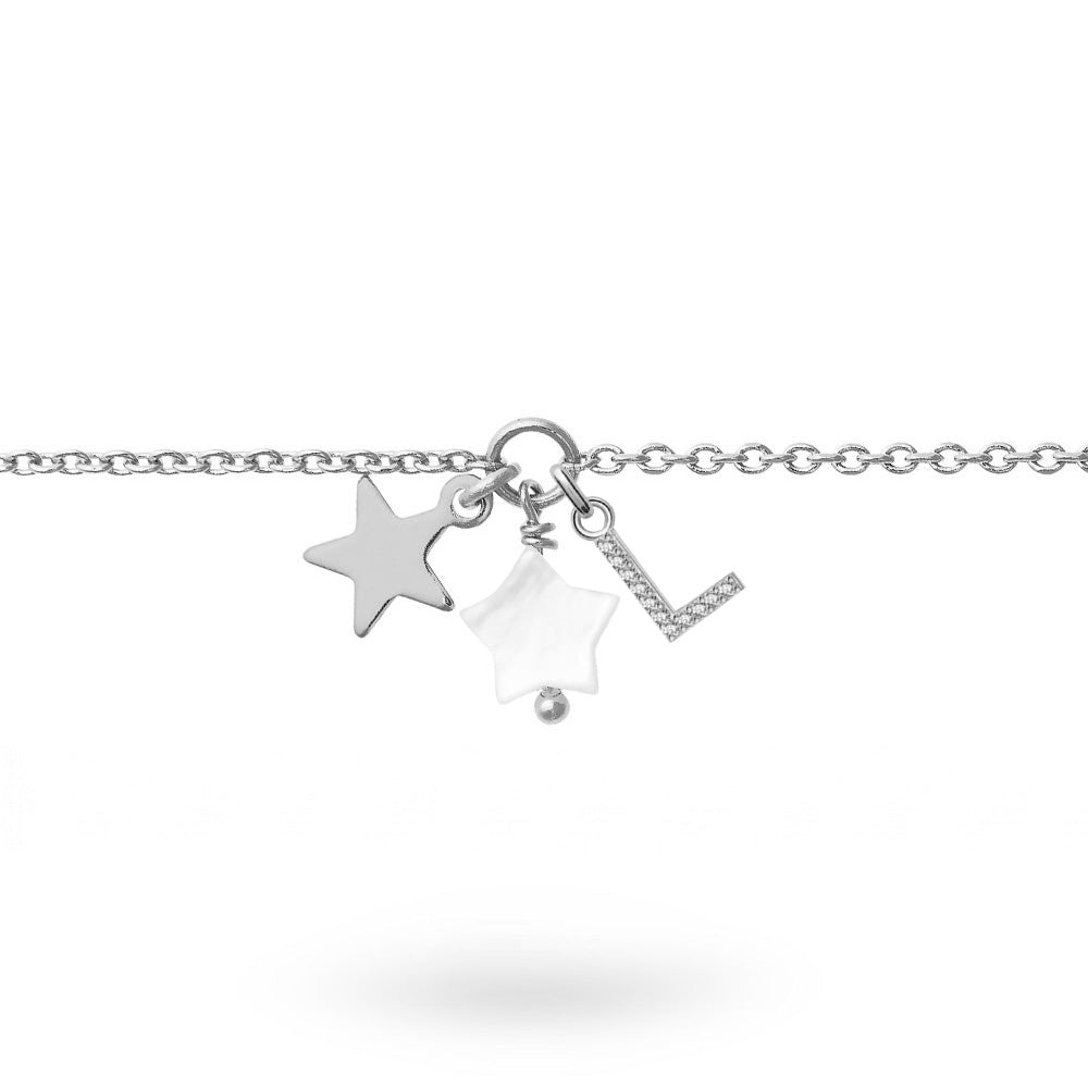 Bracelet personnalisable argent pour initiale Ama - Bijou sur fond blanc