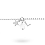 Bracelet personnalisable argent pour initiale Ama - Bijou sur fond blanc