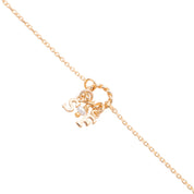 Bracelet personnalisable doré charms et initiales Alma - Bijou photographié sur fond blanc 