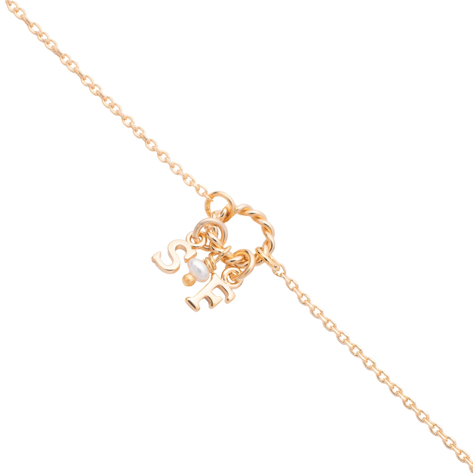 Bracelet personnalisable doré charms et initiales Alma - Bijou photographié sur fond blanc 