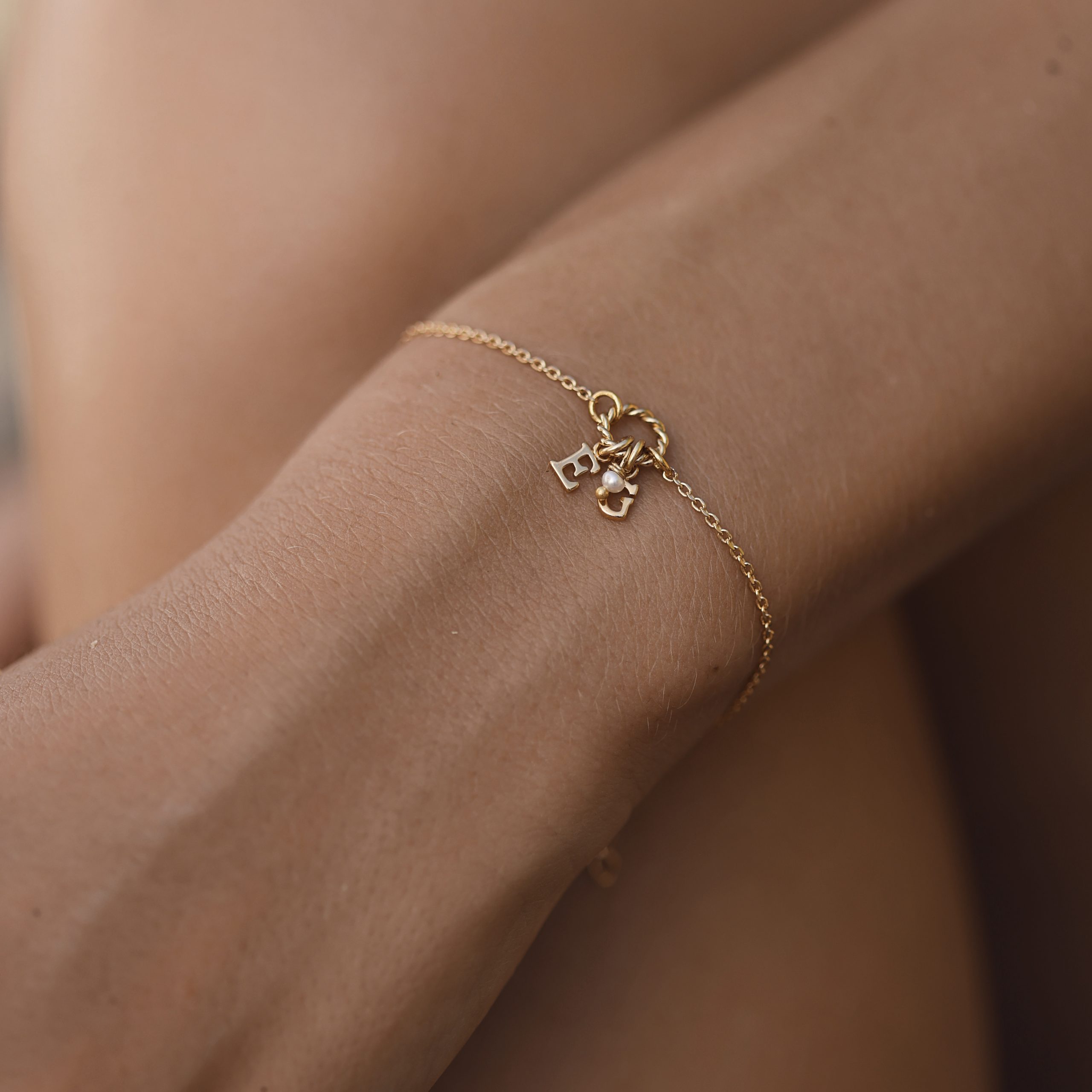 Bracelet personnalisable doré charms et initiales Alma - Bijou porté