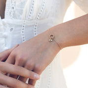 Bracelet personnalisable doré charms et initiales Alma - Bijou porté