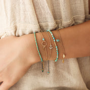 Bracelet personnalisable doré pierre amazonite pour initiales et charms Laila - Bijou porté