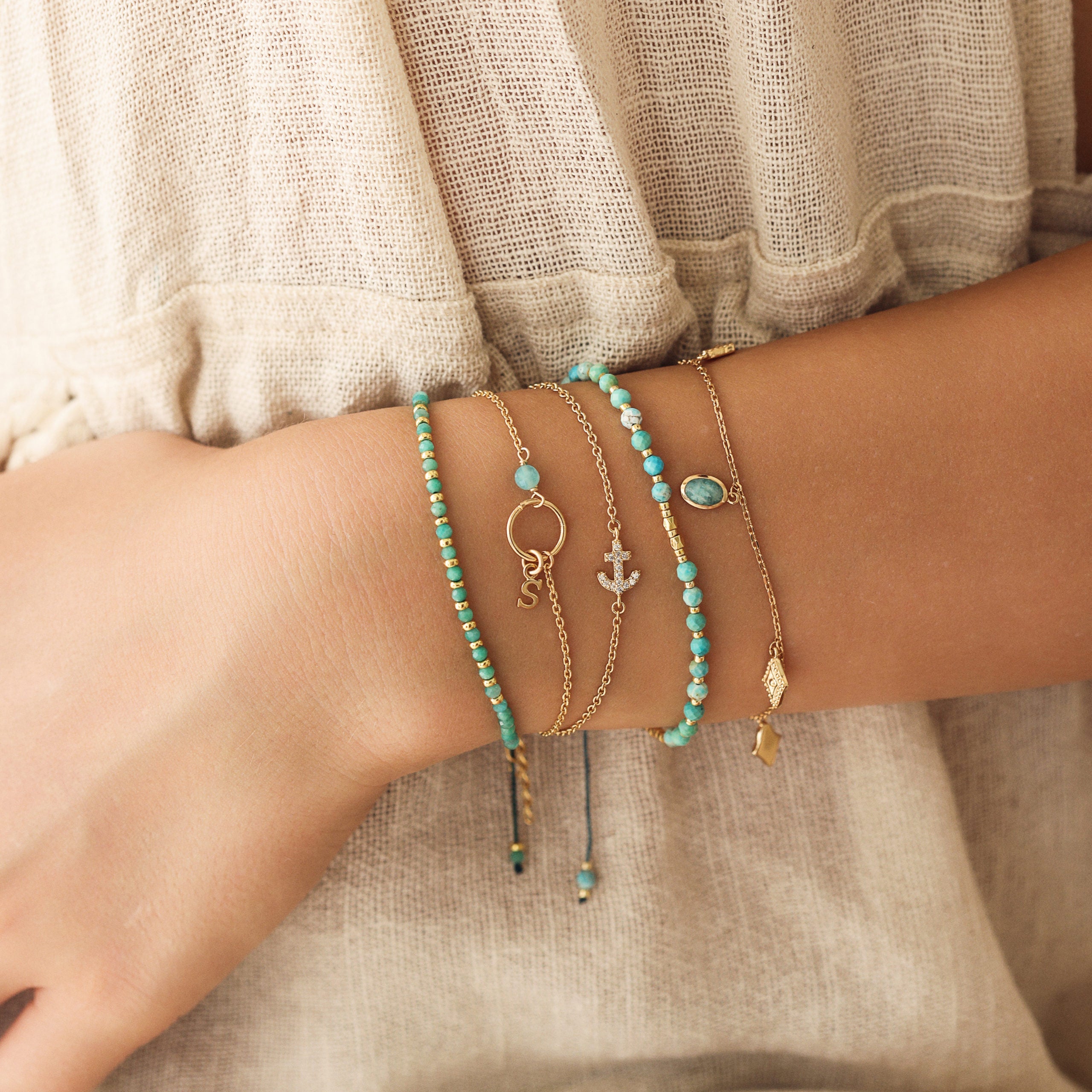 Bracelet personnalisable doré pierre amazonite pour initiales et charms Laila - Bijou porté