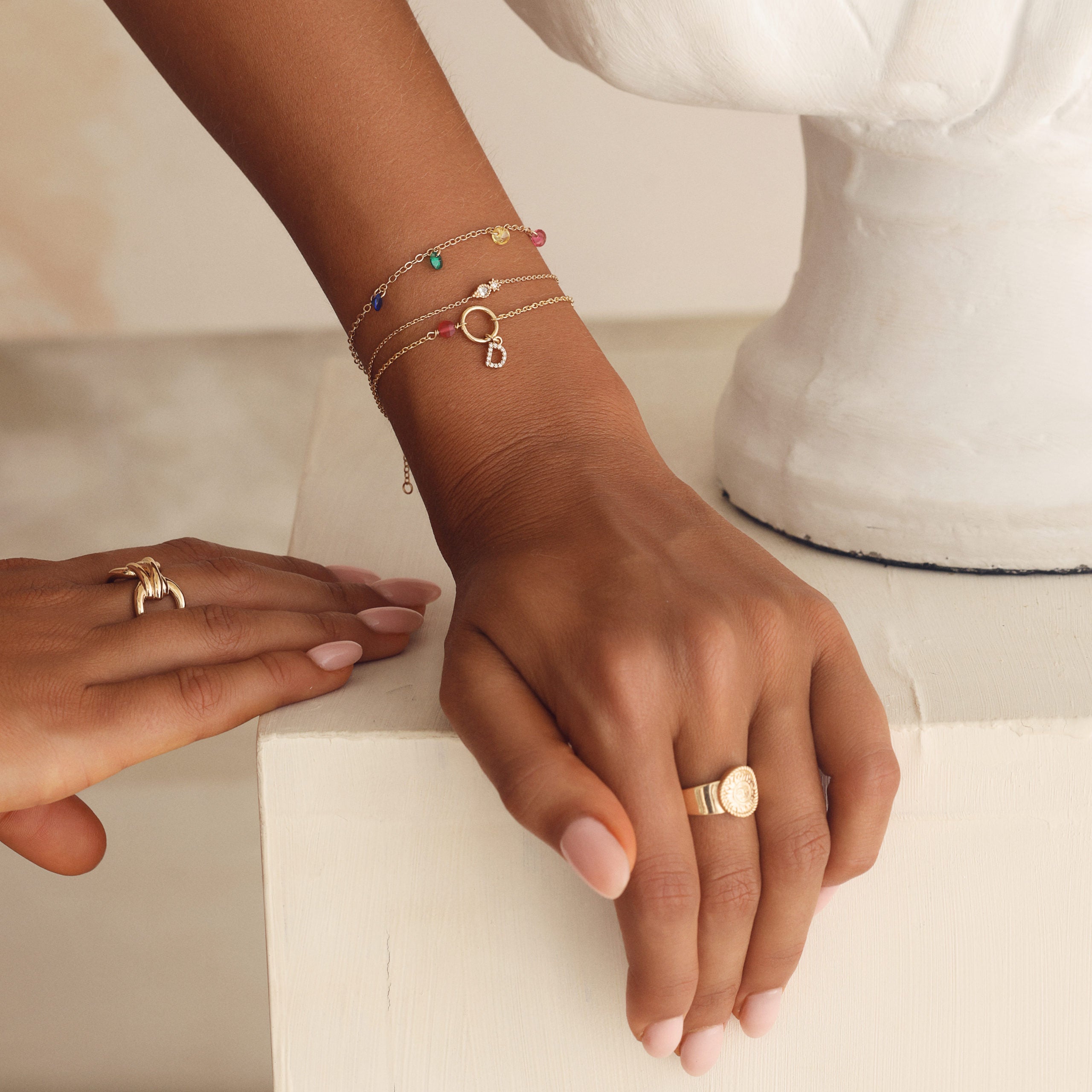 Bracelet personnalisable doré pierre fuschia pour initiales et charms Laila - Bijou porté