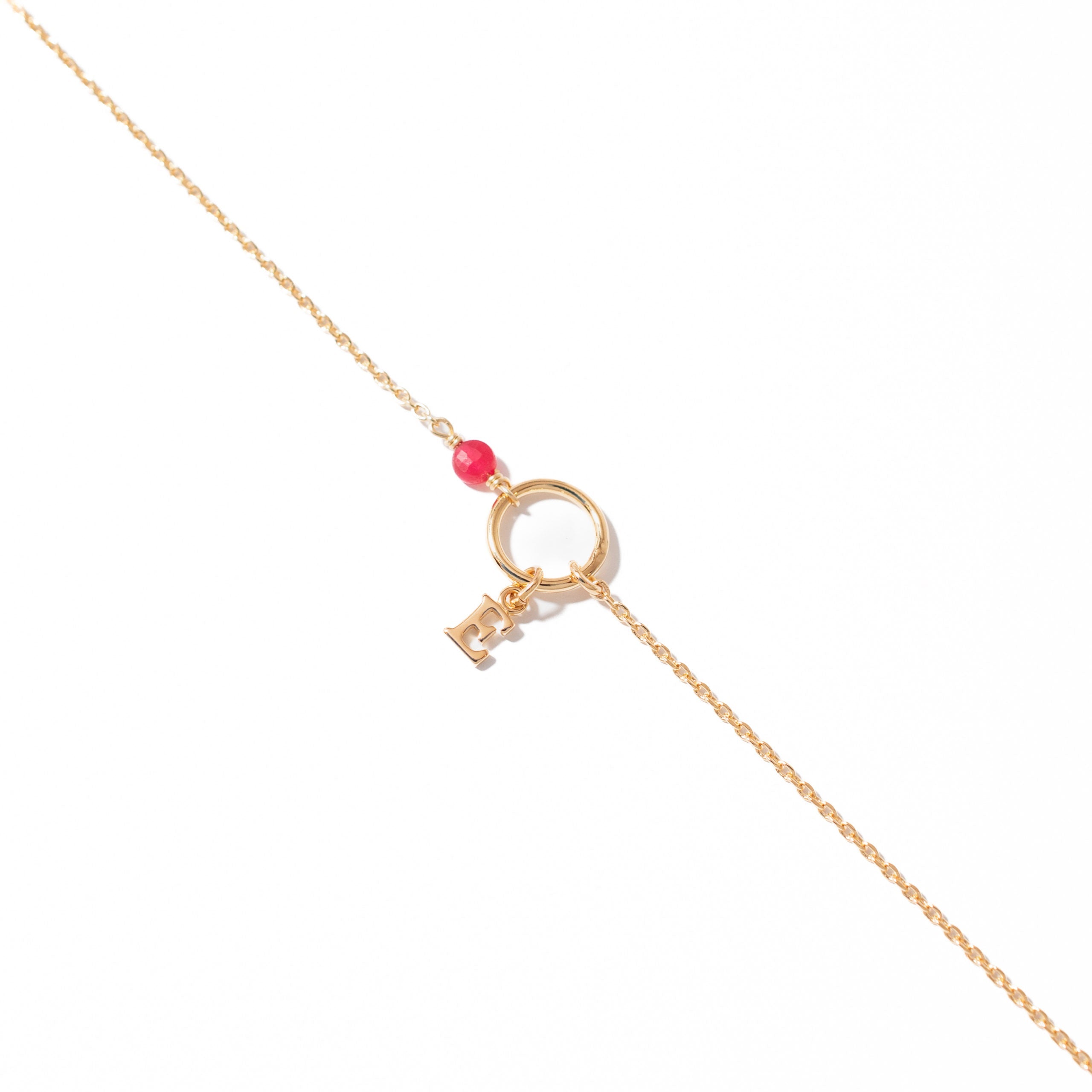 Bracelet personnalisable doré pierre fuschia pour initiales et charms Laila - Bijou photographié sur fond blanc