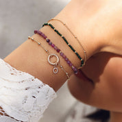 Bracelet personnalisable doré zircons charms et initiales Oka - Bijou porté