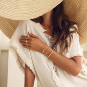 Bracelet personnalisable doré zircons charms et initiales Oka - Bijou porté