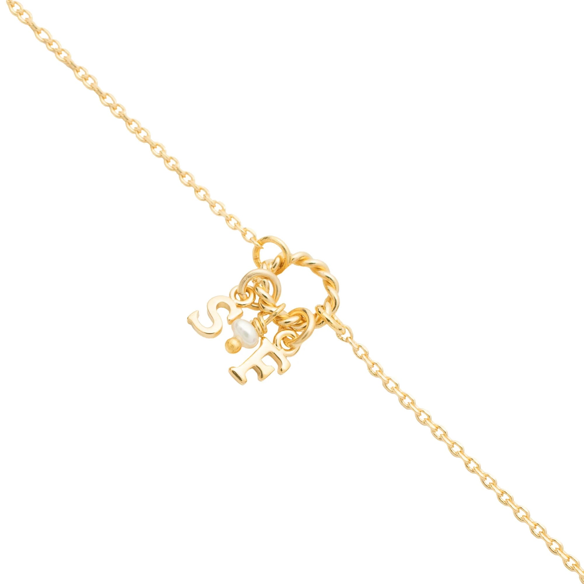 Bracelet personnalisable doré charms et initiales Alma - Bijou photographié sur fond blanc