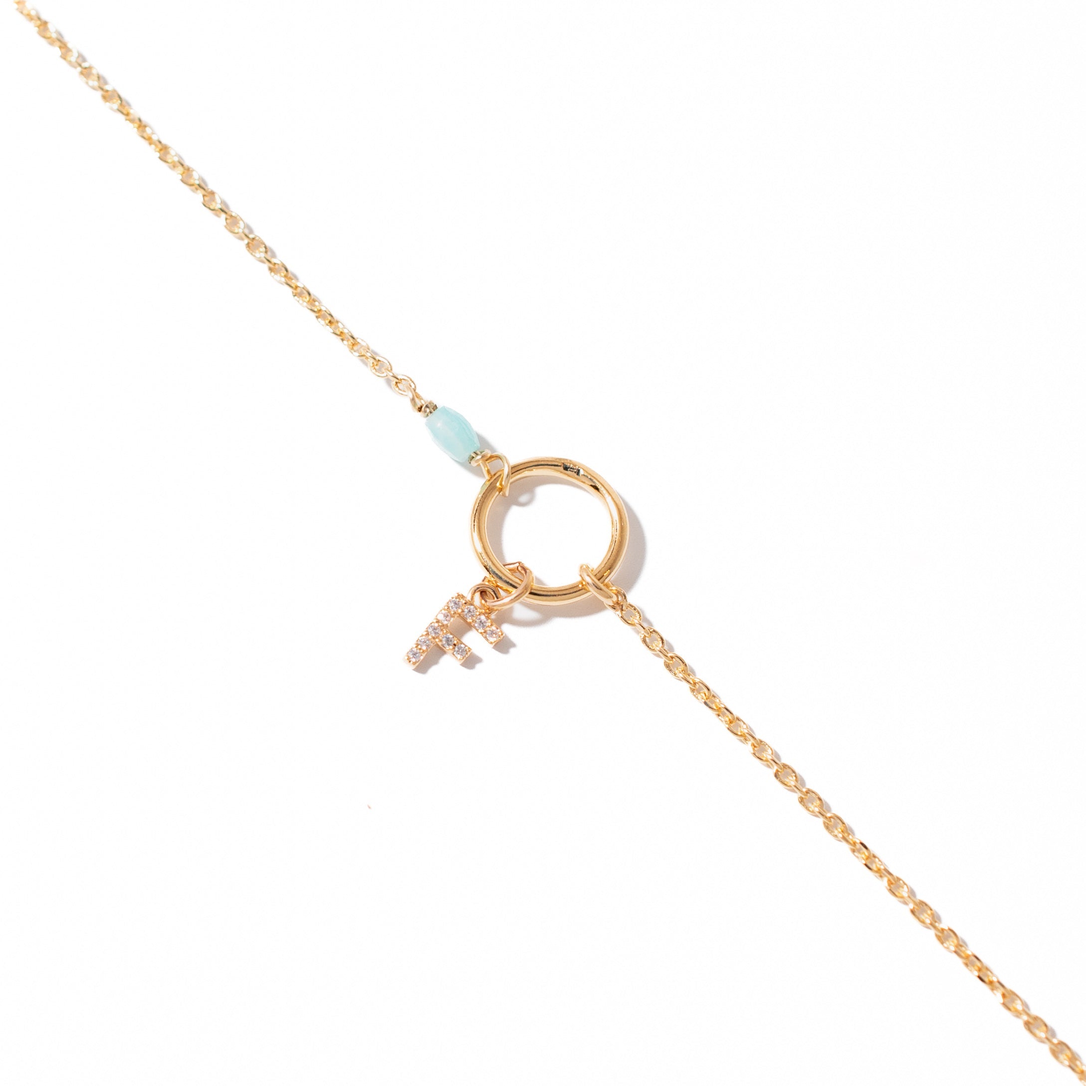 Bracelet personnalisable doré pierre amazonite pour initiales et charms Laila - Bijou photographié sur fond blanc