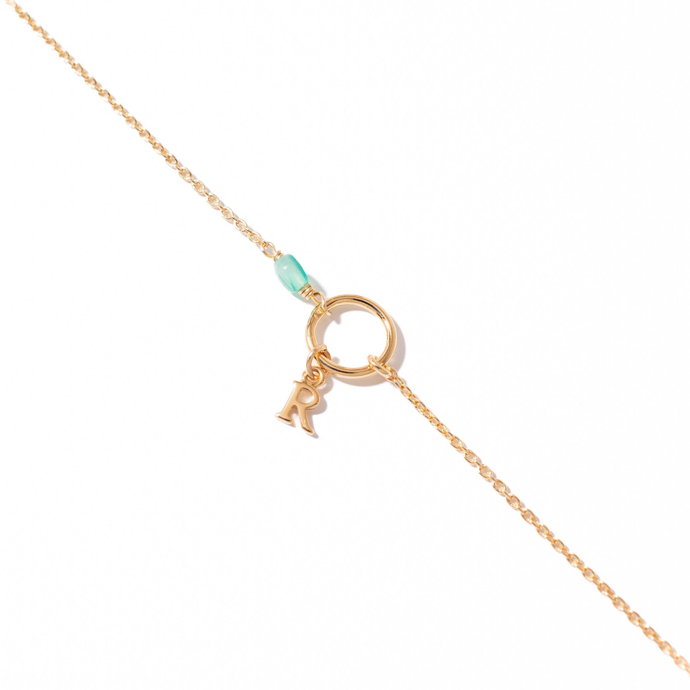 Bracelet personnalisable doré pierre aventurine pour initiales et charms Laila - Bijou photographié sur fond blanc