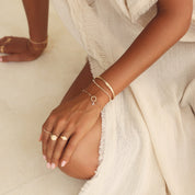 Bracelet personnalisable doré zircons charms et initiales Oka - Bijou porté