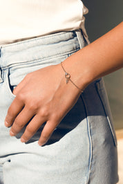 Bracelet personnalisable doré et zircons charms initiales Janny - Bijou porté