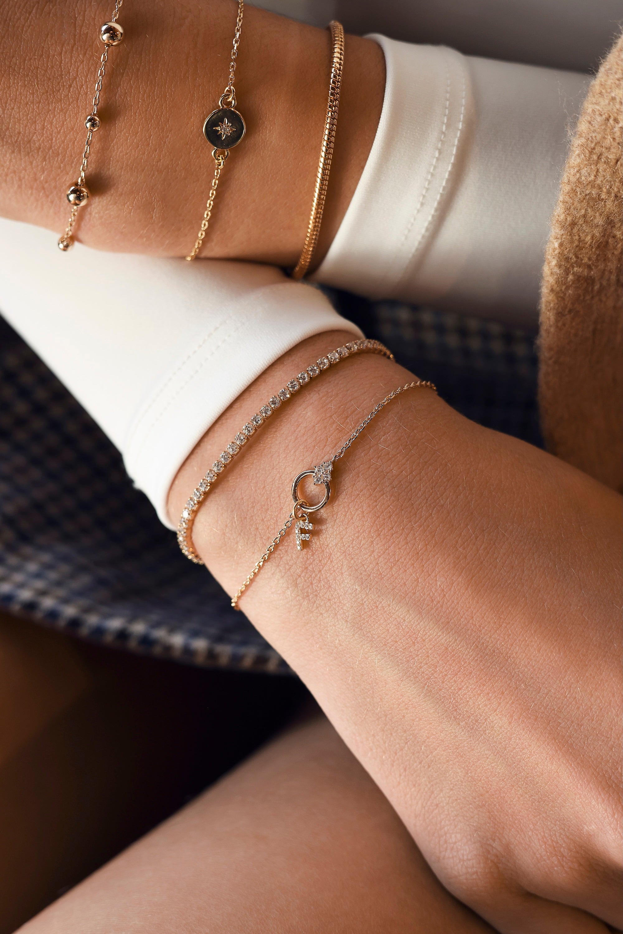 Bracelet personnalisable doré et zircons charms initiales Janny - Bijou porté