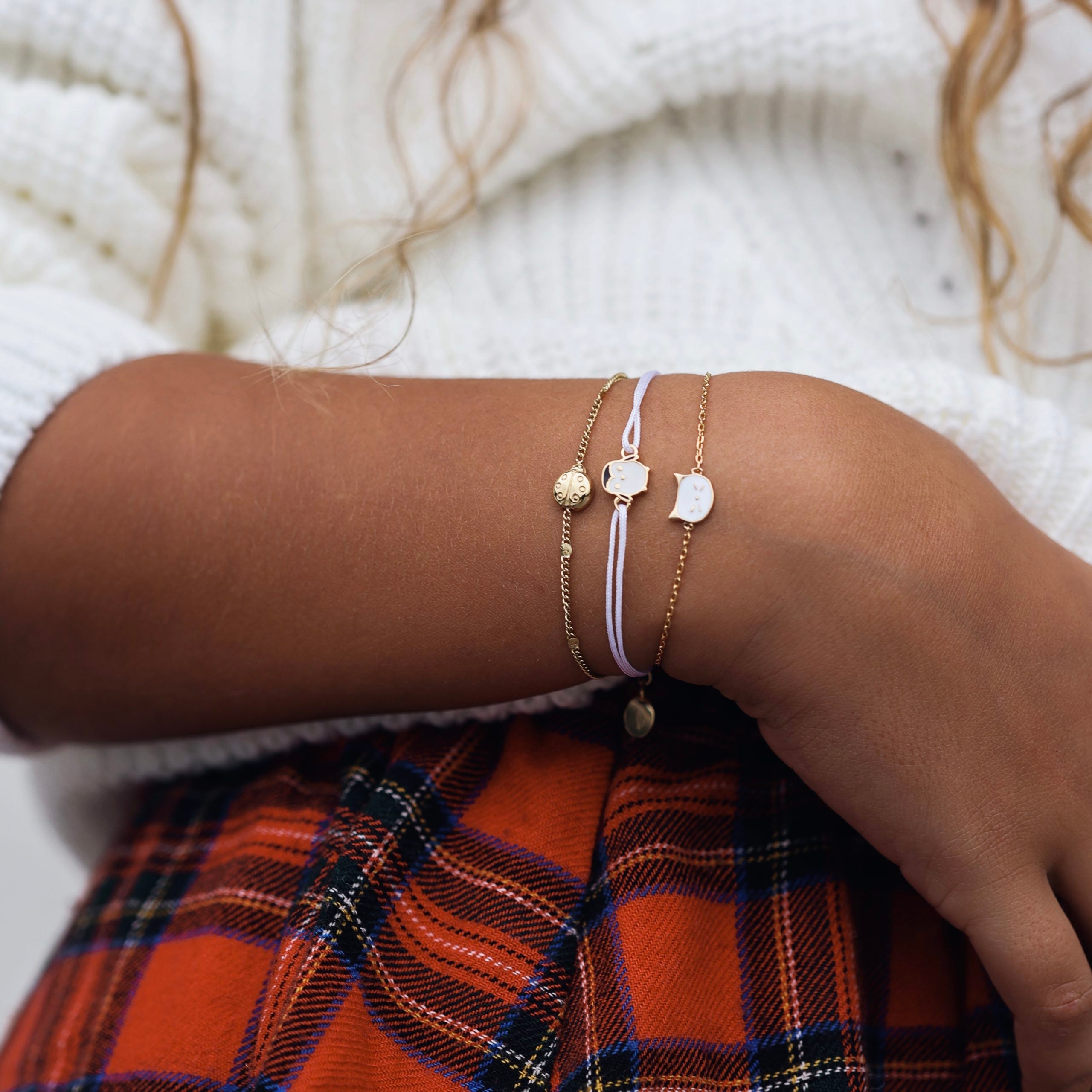Bracelet pour enfant doré chat blanc - Bijou porté focus