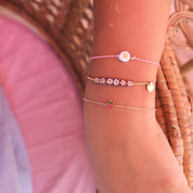 Bracelet pour enfant doré avec un pendentif fraise - bijou porté focus 