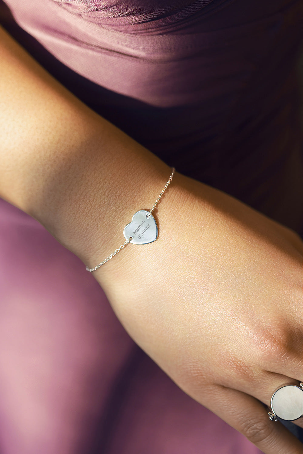 Bracelet personnalisable en argent Adelie chaîne fine et médaille en forme de cœur à graver - Bijou porté