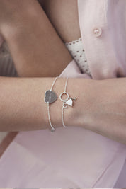 Bracelet personnalisable en argent Adelie chaîne fine et médaille en forme de cœur à graver - Bijou porté