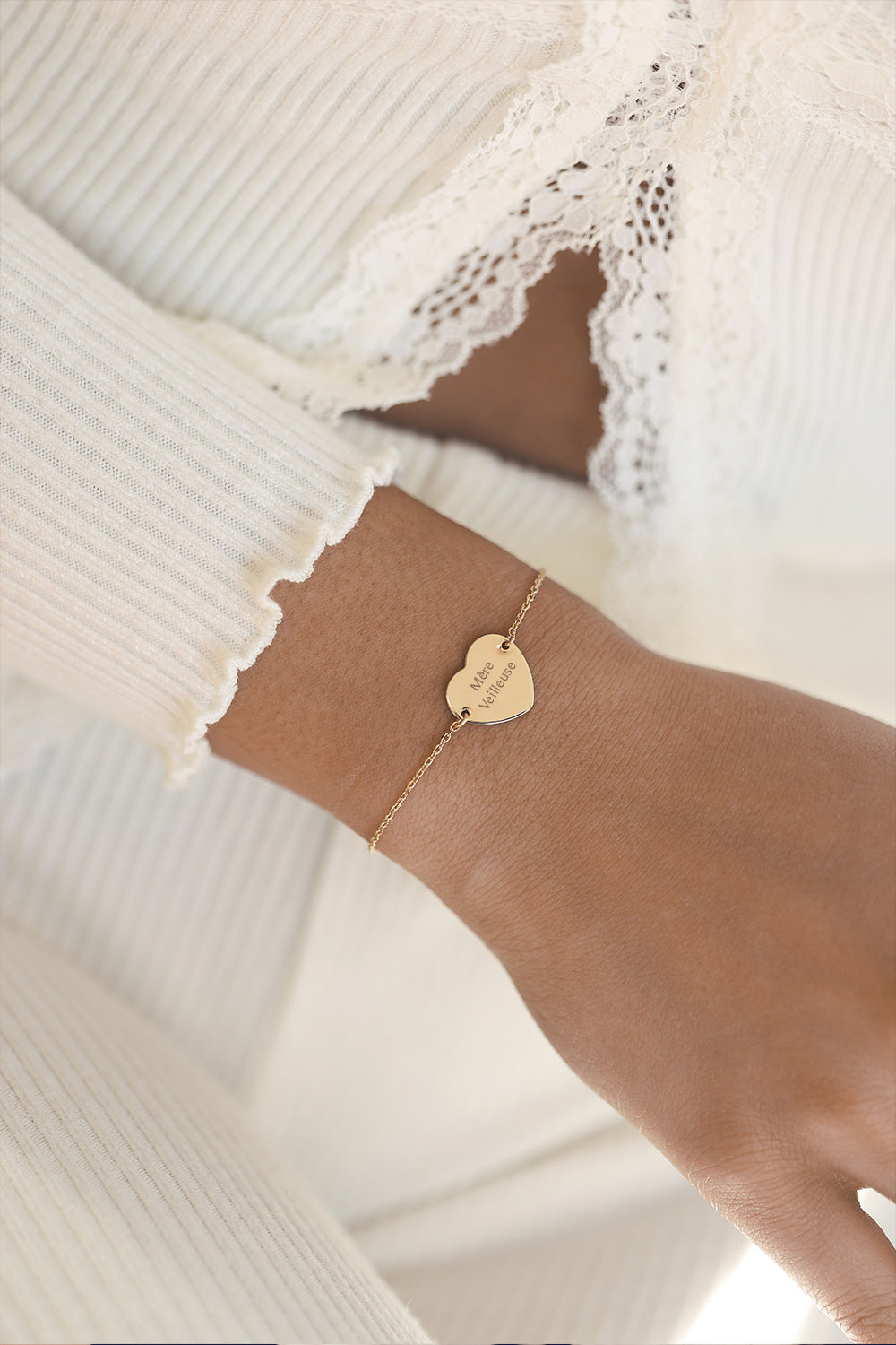 Bracelet personnalisable doré Adelie chaîne fine et médaille en forme de cœur à graver - Bijou porté