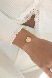 Bracelet personnalisable doré Adelie chaîne fine et médaille en forme de cœur à graver - Bijou porté