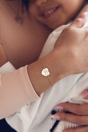 Bracelet personnalisable doré Adelie chaîne fine et médaille en forme de cœur à graver - Bijou porté